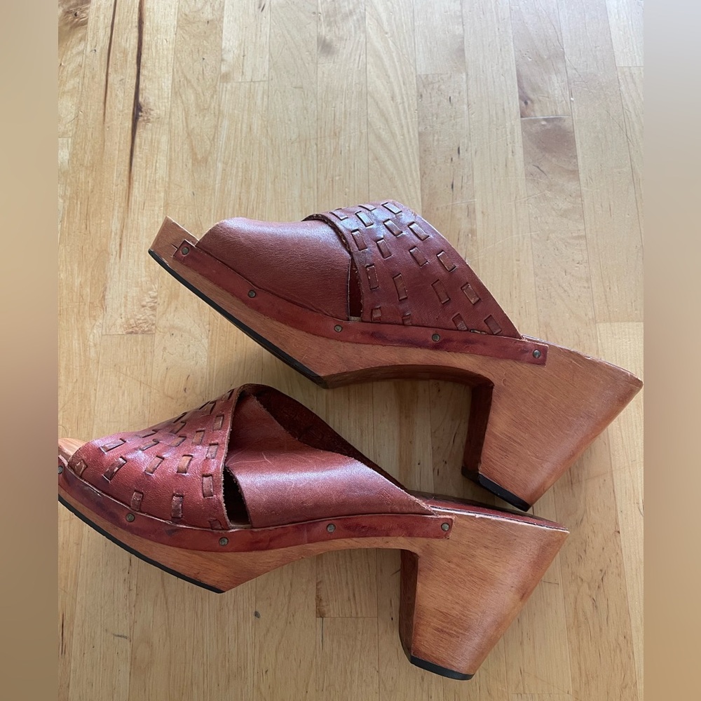 Vintage 1970s leather wooden platform clogs sandals 9.5